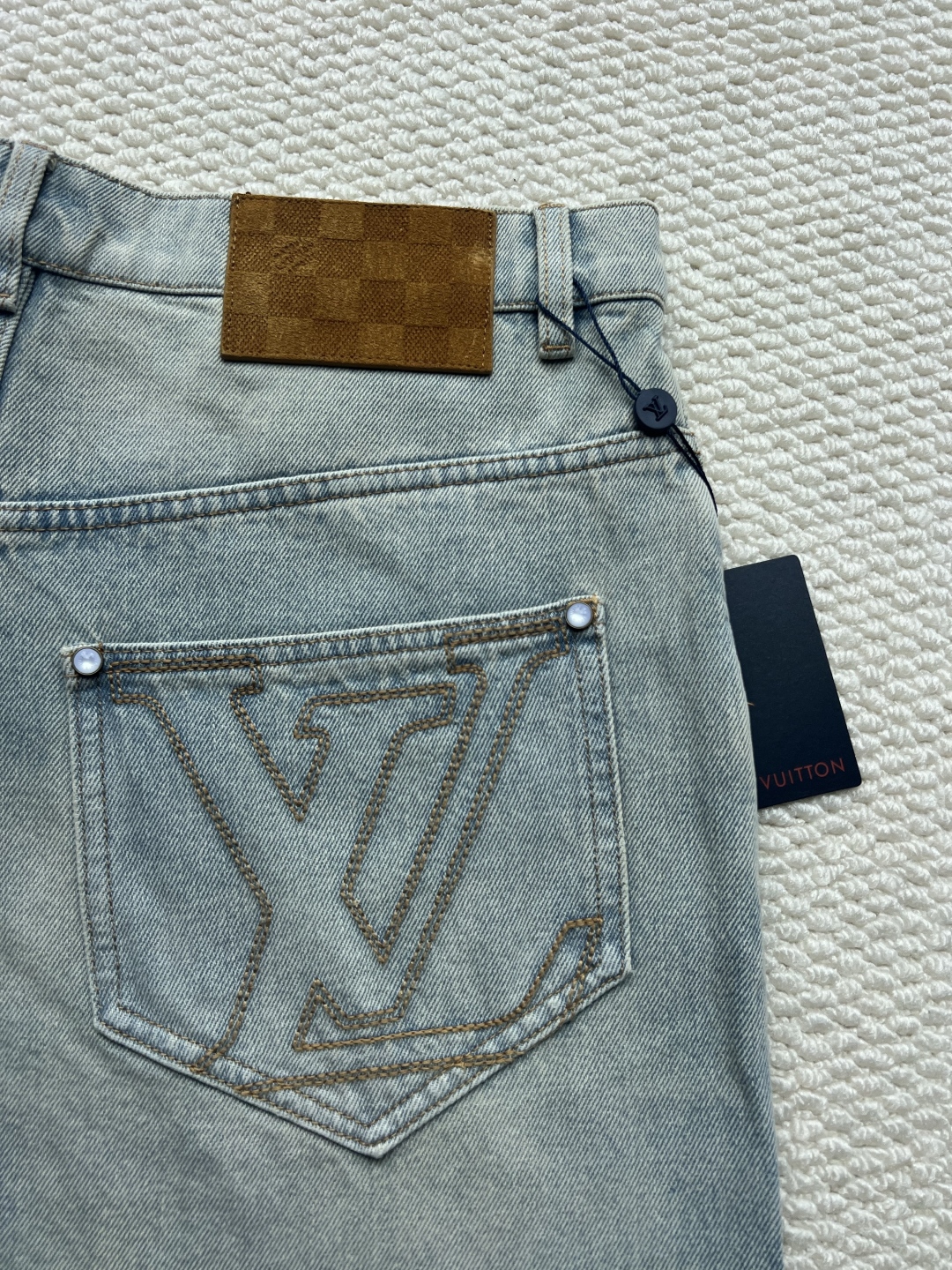 P240 LOUIS VUITTON & 路易威登 SS25 纯色多排扣长裤标识牛仔裤 魏大勋 等众明星同款
原版五金辅料水洗等吊卡，购原厂，还原度高，欢迎随便对比
立体版型 宽松舒适不挑身材 显高显瘦 大厂精工 原厂品控 男女同款 可做情侣搭配 百搭推荐 四季必备牛仔，从布料的质量选择，细节的剪裁，花型的搭配都无可挑剔！上身穿着可谓是帅到炸…男女老少都可以轻松驾驭！
工艺上采用重工水洗纯棉牛仔面料 水洗之后 柔软厚实 穿在身上十分有型
码数：30-32-34-36
