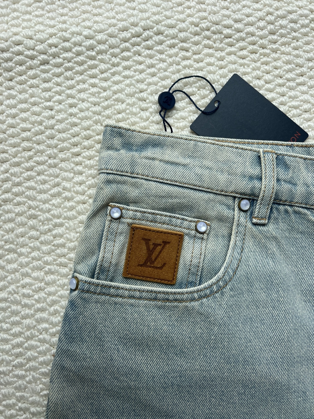 P240 LOUIS VUITTON & 路易威登 SS25 纯色多排扣长裤标识牛仔裤 魏大勋 等众明星同款
原版五金辅料水洗等吊卡，购原厂，还原度高，欢迎随便对比
立体版型 宽松舒适不挑身材 显高显瘦 大厂精工 原厂品控 男女同款 可做情侣搭配 百搭推荐 四季必备牛仔，从布料的质量选择，细节的剪裁，花型的搭配都无可挑剔！上身穿着可谓是帅到炸…男女老少都可以轻松驾驭！
工艺上采用重工水洗纯棉牛仔面料 水洗之后 柔软厚实 穿在身上十分有型
码数：30-32-34-36
