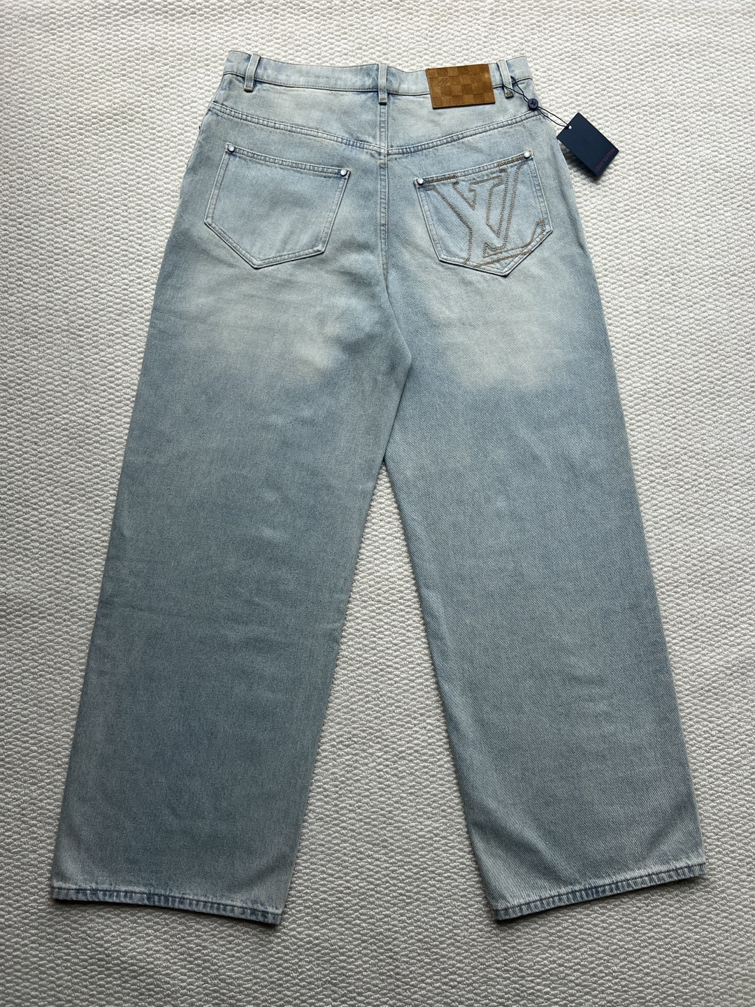 P240 LOUIS VUITTON & 路易威登 SS25 纯色多排扣长裤标识牛仔裤 魏大勋 等众明星同款
原版五金辅料水洗等吊卡，购原厂，还原度高，欢迎随便对比
立体版型 宽松舒适不挑身材 显高显瘦 大厂精工 原厂品控 男女同款 可做情侣搭配 百搭推荐 四季必备牛仔，从布料的质量选择，细节的剪裁，花型的搭配都无可挑剔！上身穿着可谓是帅到炸…男女老少都可以轻松驾驭！
工艺上采用重工水洗纯棉牛仔面料 水洗之后 柔软厚实 穿在身上十分有型
码数：30-32-34-36
