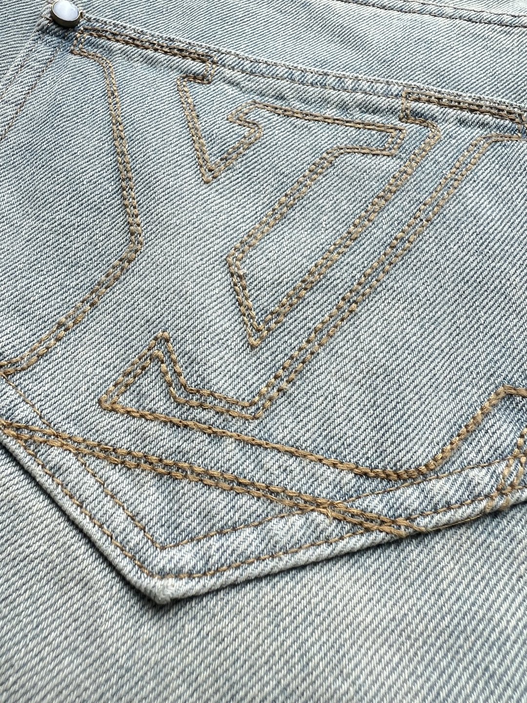 P240 LOUIS VUITTON & 路易威登 SS25 纯色多排扣长裤标识牛仔裤 魏大勋 等众明星同款
原版五金辅料水洗等吊卡，购原厂，还原度高，欢迎随便对比
立体版型 宽松舒适不挑身材 显高显瘦 大厂精工 原厂品控 男女同款 可做情侣搭配 百搭推荐 四季必备牛仔，从布料的质量选择，细节的剪裁，花型的搭配都无可挑剔！上身穿着可谓是帅到炸…男女老少都可以轻松驾驭！
工艺上采用重工水洗纯棉牛仔面料 水洗之后 柔软厚实 穿在身上十分有型
码数：30-32-34-36
