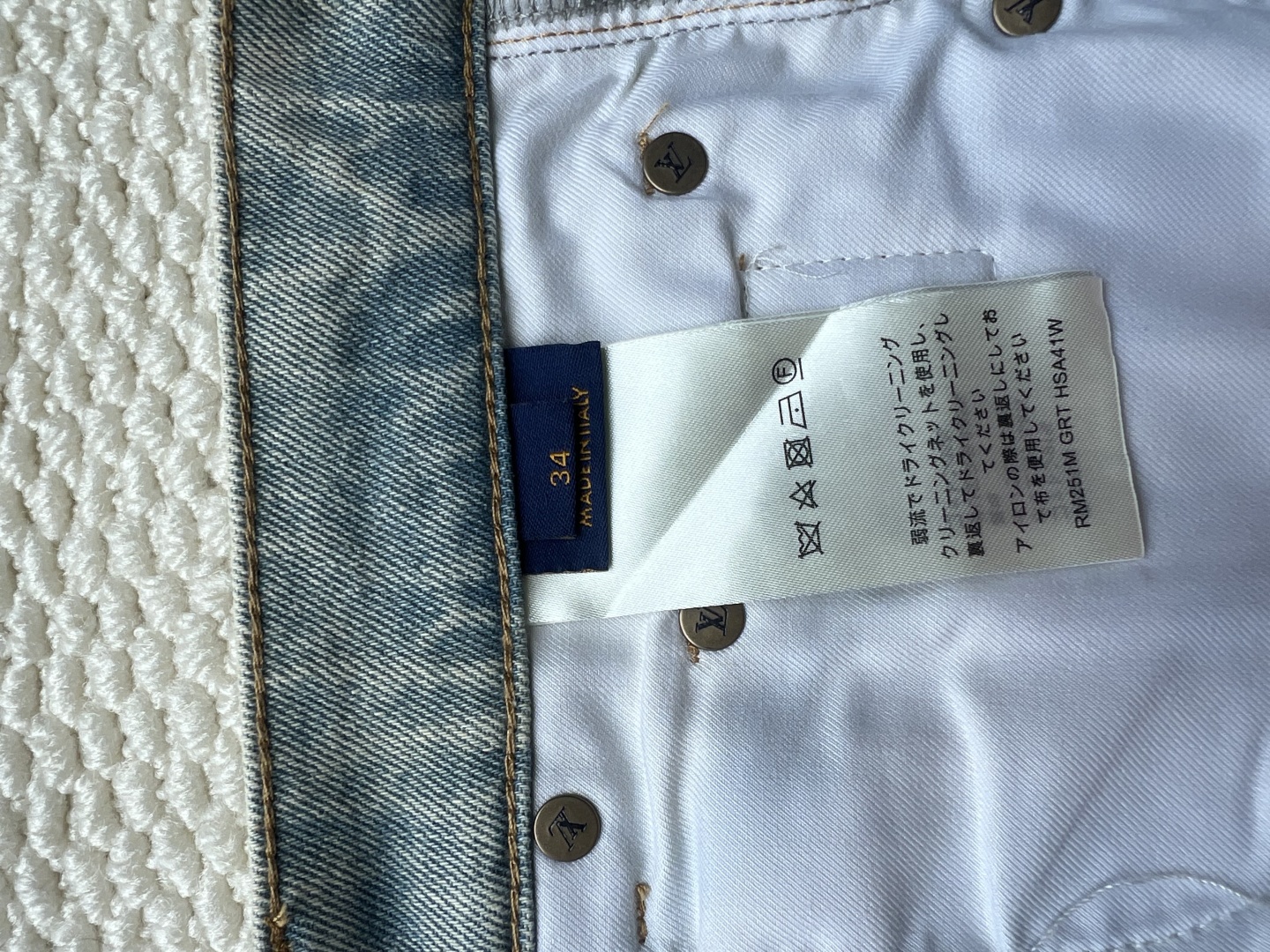 P240 LOUIS VUITTON & 路易威登 SS25 纯色多排扣长裤标识牛仔裤 魏大勋 等众明星同款
原版五金辅料水洗等吊卡，购原厂，还原度高，欢迎随便对比
立体版型 宽松舒适不挑身材 显高显瘦 大厂精工 原厂品控 男女同款 可做情侣搭配 百搭推荐 四季必备牛仔，从布料的质量选择，细节的剪裁，花型的搭配都无可挑剔！上身穿着可谓是帅到炸…男女老少都可以轻松驾驭！
工艺上采用重工水洗纯棉牛仔面料 水洗之后 柔软厚实 穿在身上十分有型
码数：30-32-34-36
