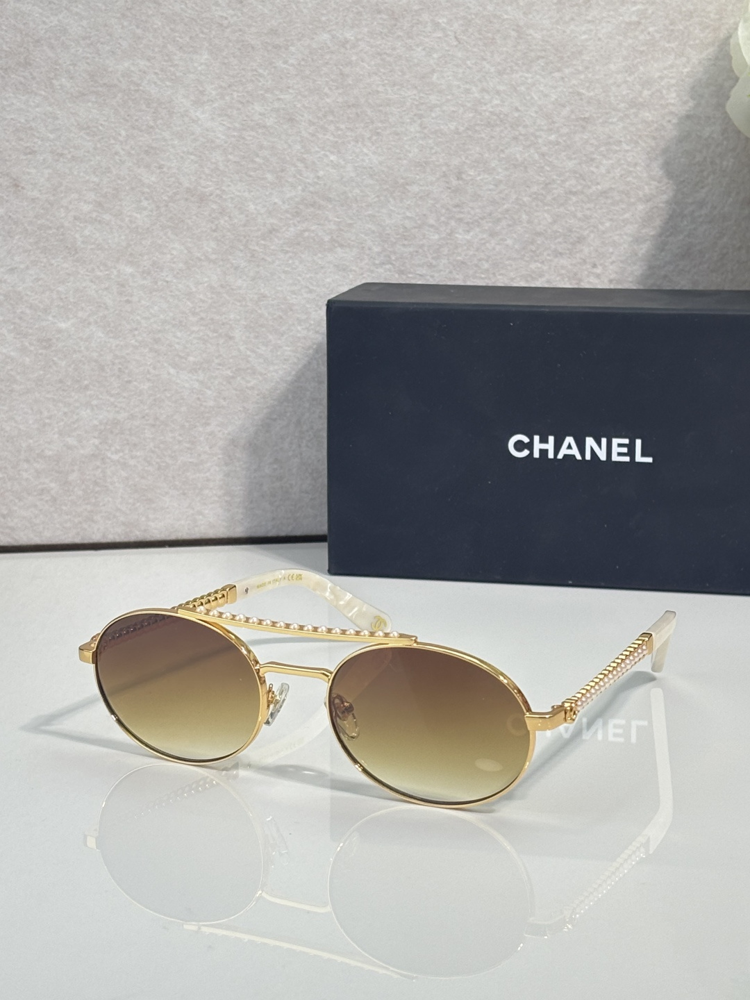 Солнцезащитные очки Chanel серебристые с жемчужным декором