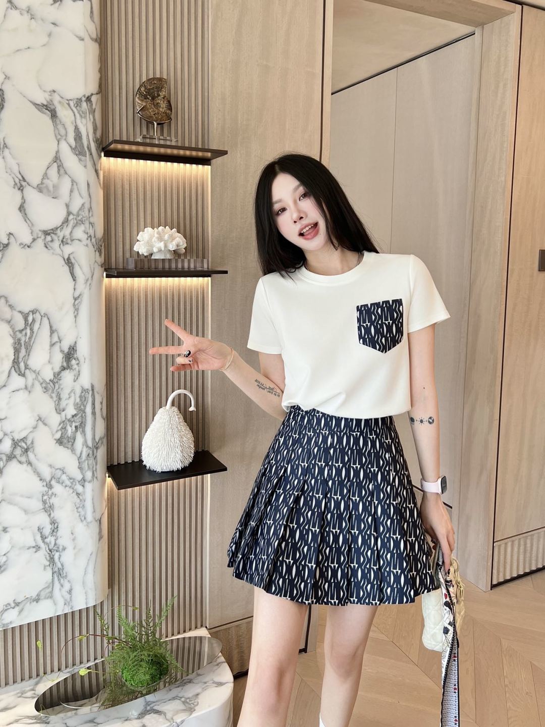 NO:429548,T-shirt and skirt number G25061583 Dio* new high-end customization fashionable and age-reducing fashion suit!  Contrast color pocket splicing Roman cotton round neck short-sleeved T-shirt top heavy-duty pleated age-reducing playful A-line short-sleeved skirt!  (M size bust 94, sleeve length 20, clothing length 56; waist 68, skirt length 40), dior, skirt 40), T-shirts, tees, t-shirt, alexander wang19860909T恤、半裙款号G25061583 Dio*新款高端定制 洋气减龄时尚套装！撞色口袋拼接罗马棉圆领短袖t恤上衣重工压褶减龄俏皮A字短袖半身裙！（M码胸围94,袖长20,衣长56；腰围68,裙长40）,,dior,skirts,T-shirt,tees，t-shirt,alexander wang,Women's clothing