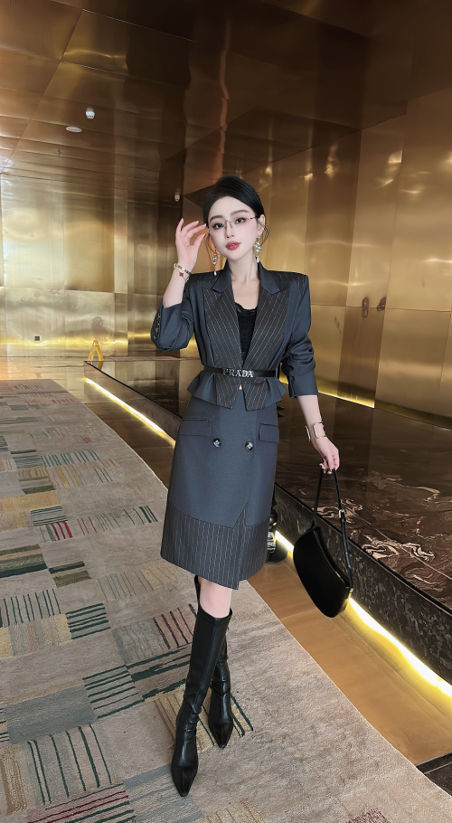 Stylish Striped Blazer and Skirt Set, Slim Fit, Elegant Business Suit for Women 1 Stylish Striped Blazer and Skirt Set, Slim Fit, Elegant Business Suit for Women