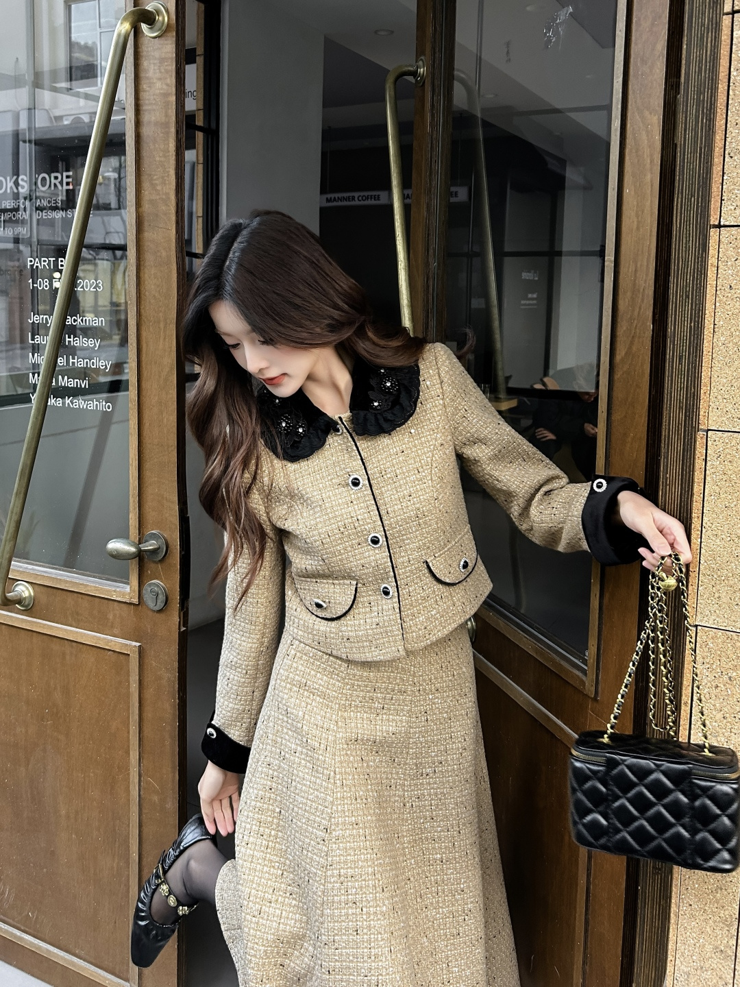 NO:701001,Model No. G26011052 CHANE* new high-end custom-made little fragrance suit with the temperament of a wealthy lady!  Velvet spliced ​​cuffs, contrasting lapel short jacket, high-waisted A-line long skirt!  Khaki, pink, 36.38.40.42 (size 38: shoulder width 37, bust 88, sleeve length 57, dress length 46; waist 68, skirt length 74), Chanel - clothing, chanel, chanel, skirts, jackets & coats,19860909款号G26011052 CHANE*新款 高端定制千金大小姐气质小香风套装！丝绒拼接袖口撞色翻领短款外套高腰A字长款半身裙！卡其色、粉色、36.38.40.42（38码:肩宽37,胸围88,袖长57,衣长46；腰围68,裙长74）,香奈儿-服装,chanel,chanel,skirts,jackets & coats,,Women's clothing