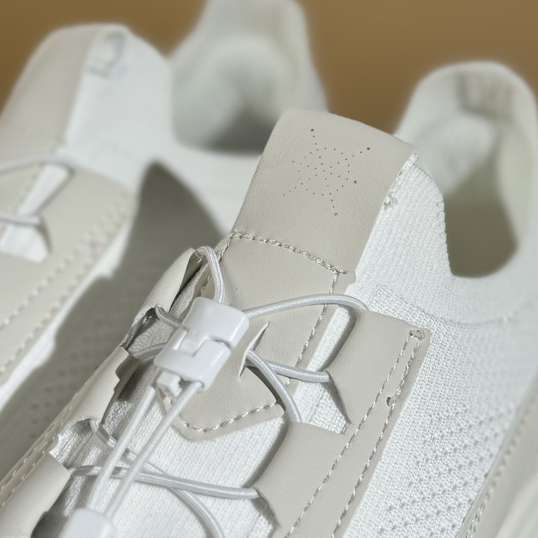 T/DESCENTE迪桑特轻盈缓震透气鞋面时尚休闲运动覆盖防水男子越野跑鞋