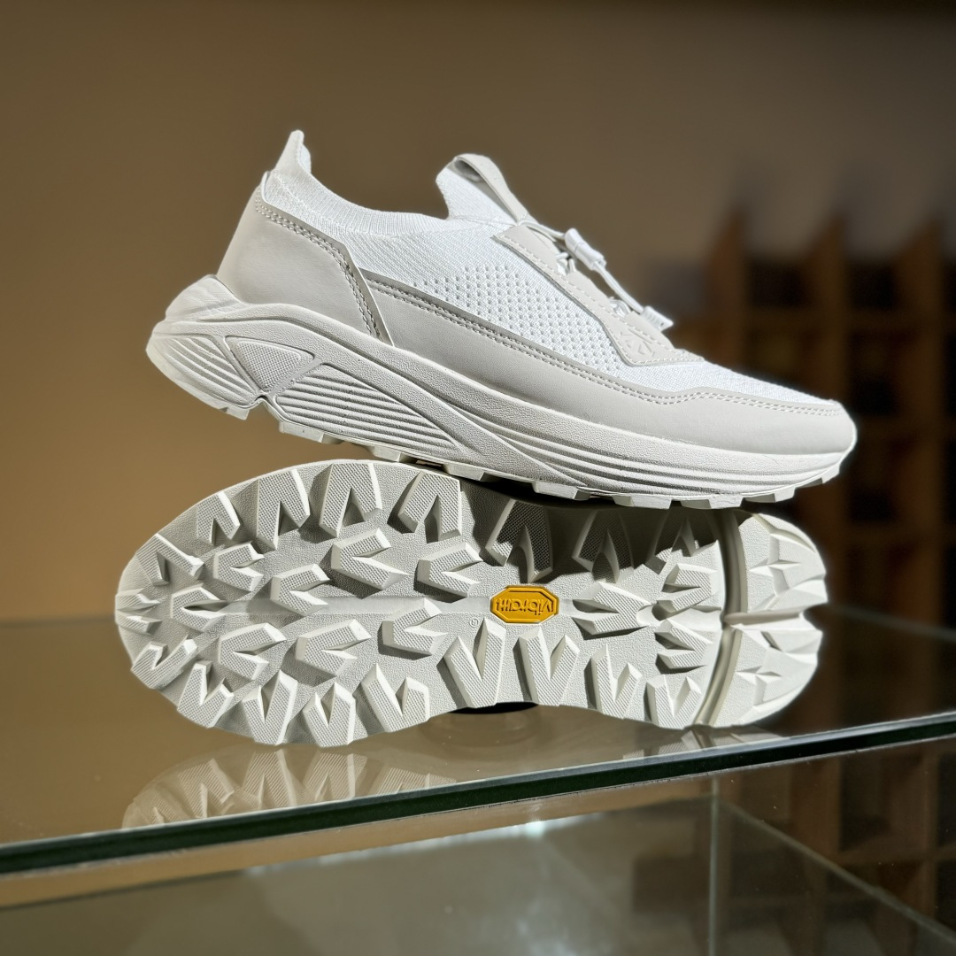 T/DESCENTE迪桑特轻盈缓震透气鞋面时尚休闲运动覆盖防水男子越野跑鞋