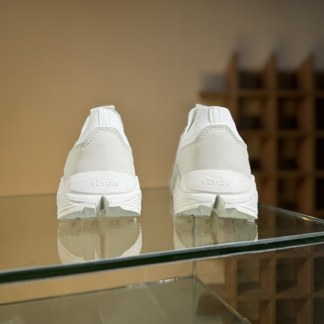 T/DESCENTE迪桑特轻盈缓震透气鞋面时尚休闲运动覆盖防水男子越野跑鞋