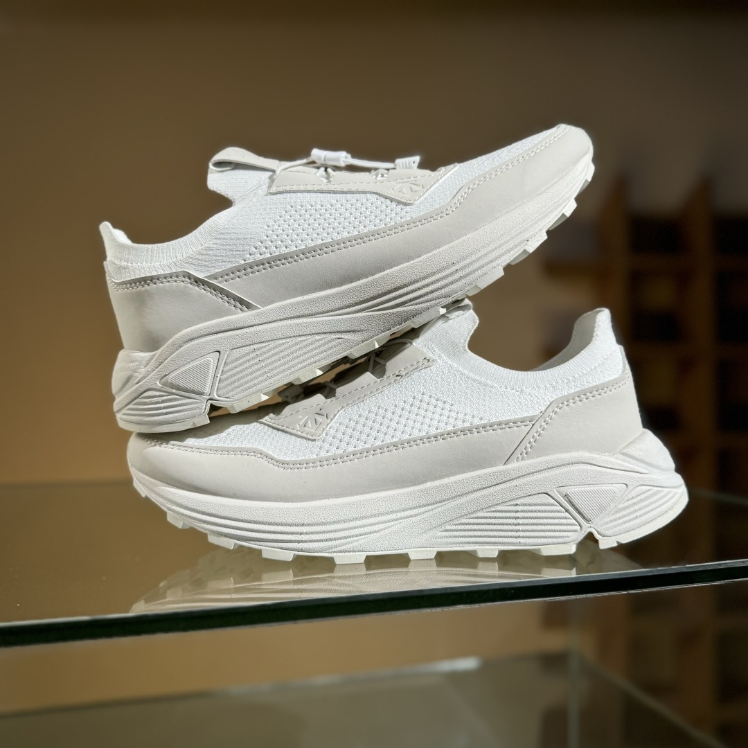 T/DESCENTE迪桑特轻盈缓震透气鞋面时尚休闲运动覆盖防水男子越野跑鞋