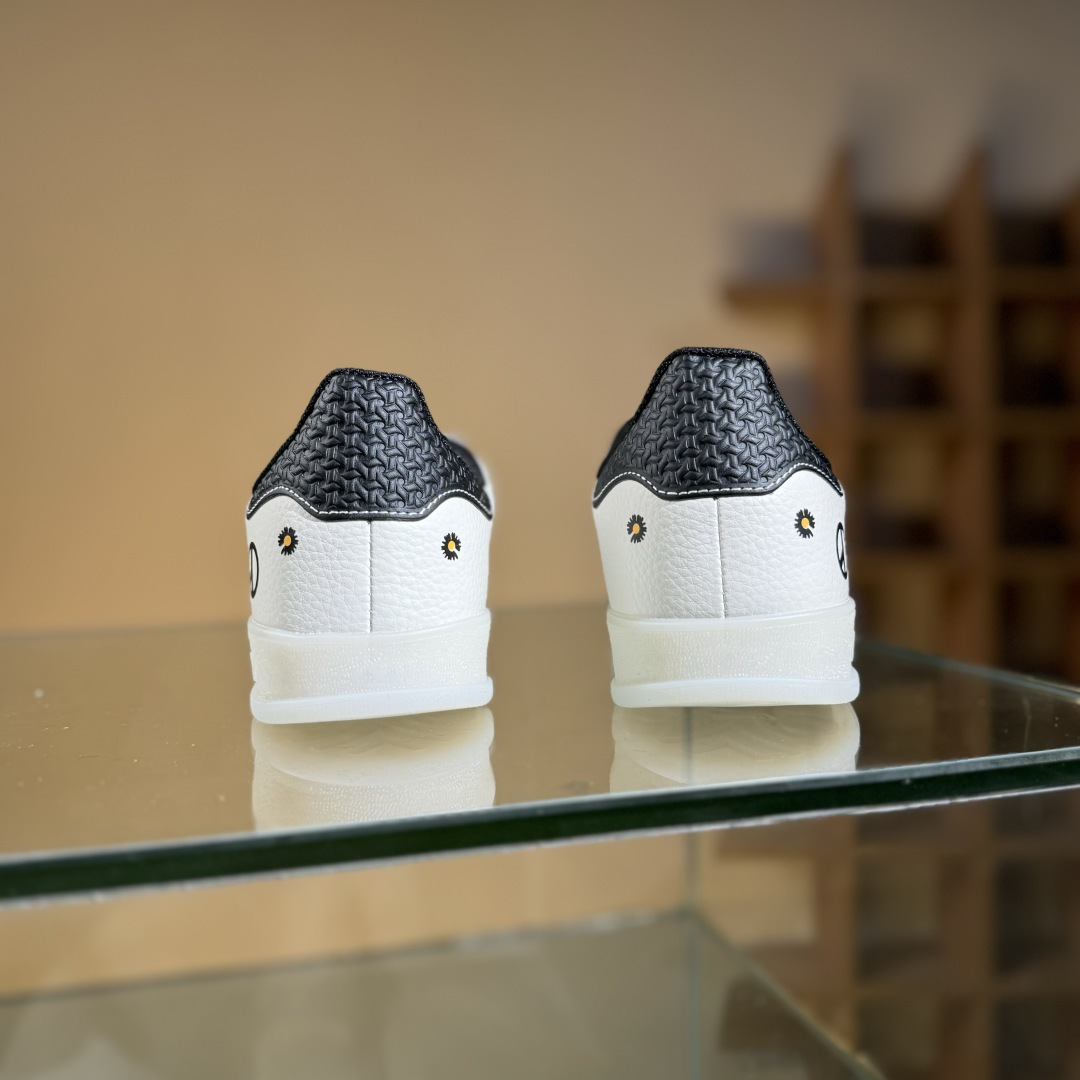 adidas Originals Gazelle INdoor x Louis Vuitton 三叶草休闲防滑耐磨低帮板鞋  DM1234-011