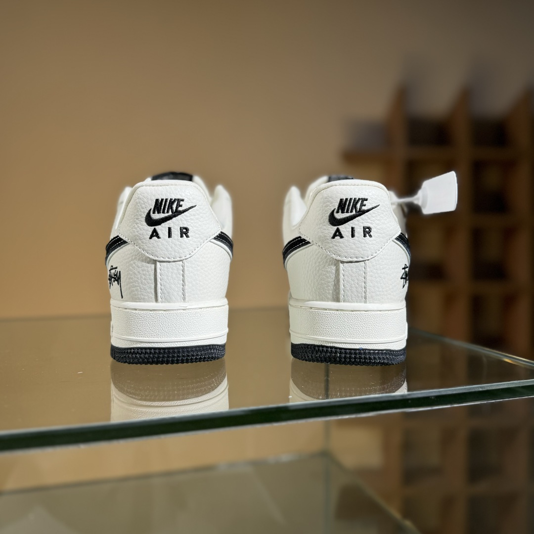 Nike Air Force 1'07 Low 斯图西联名 白灰 空军一号低帮休闲板鞋 KK1988-093 Nike Air Force 1'07 Low 斯图西联名 白灰 空军一号低帮休闲板鞋 KK1988-093