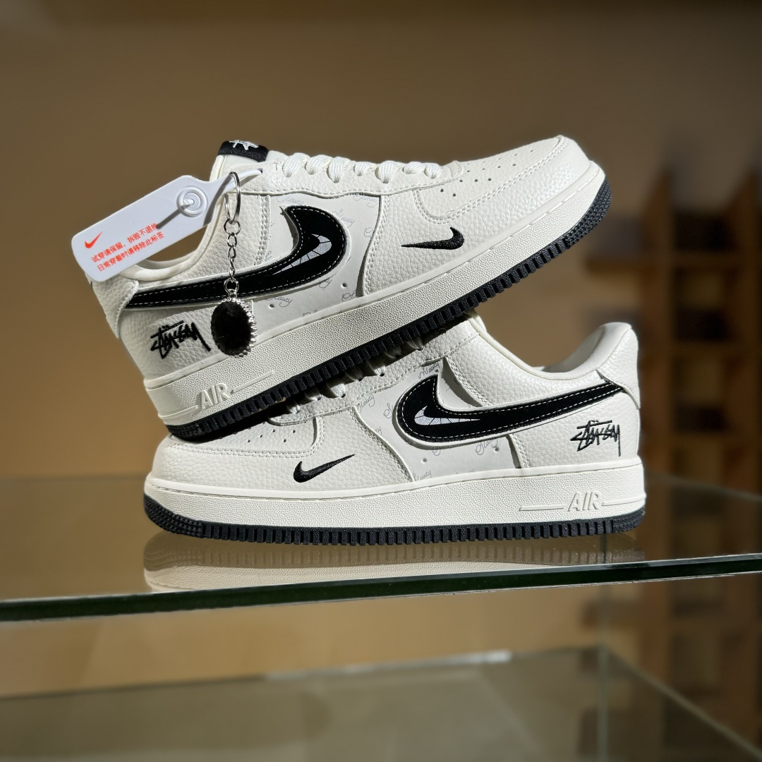 Nike Air Force 1'07 Low 斯图西联名 白灰 空军一号低帮休闲板鞋 KK1988-093 Nike Air Force 1'07 Low 斯图西联名 白灰 空军一号低帮休闲板鞋 KK1988-093