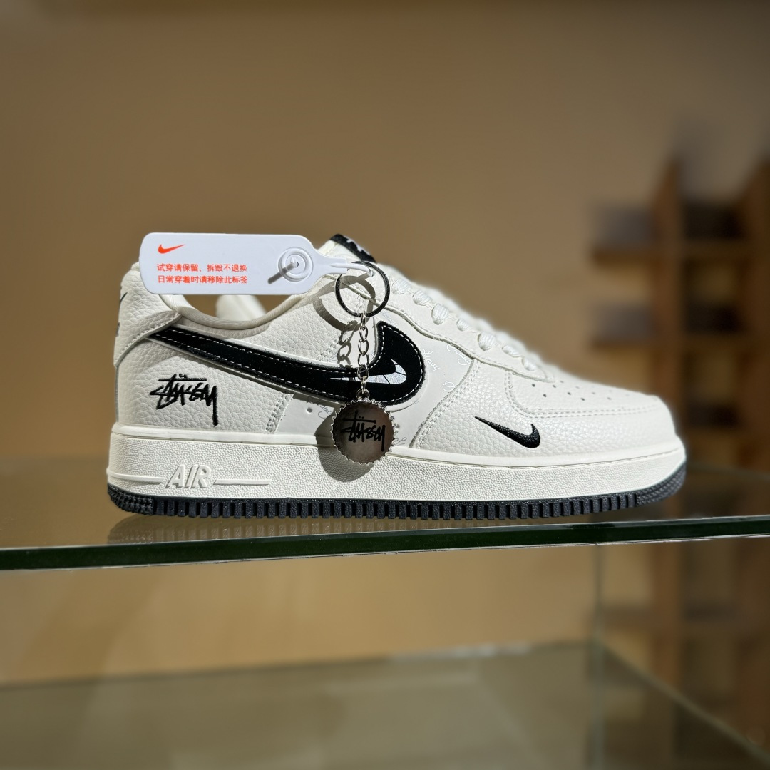 Nike Air Force 1’07 Low 斯图西联名 白灰 空军一号低帮休闲板鞋 KK1988-093 Nike Air Force 1’07 Low 斯图西联名 白灰 空军一号低帮休闲板鞋 KK1988-093