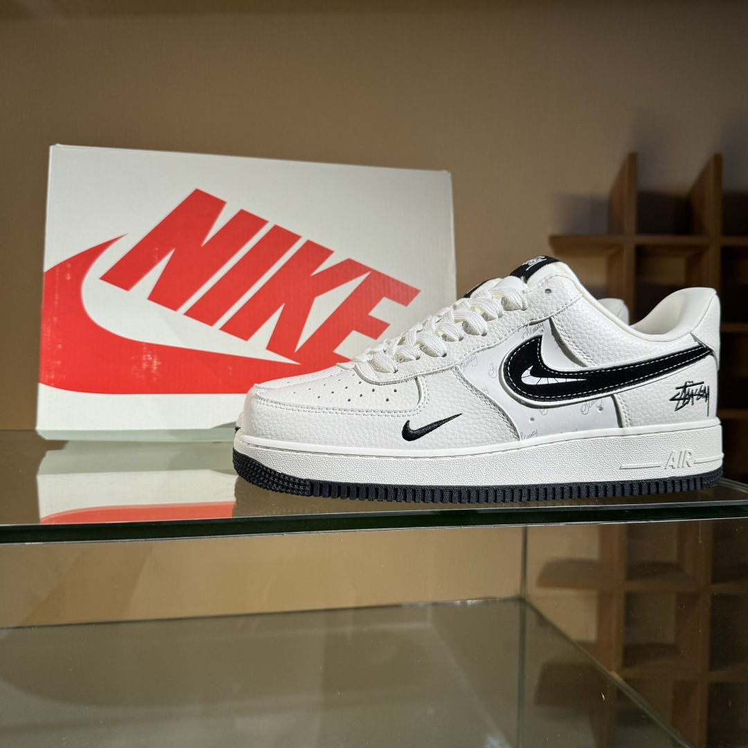 Nike Air Force 1'07 Low 斯图西联名 白灰 空军一号低帮休闲板鞋 KK1988-093 Nike Air Force 1'07 Low 斯图西联名 白灰 空军一号低帮休闲板鞋 KK1988-093