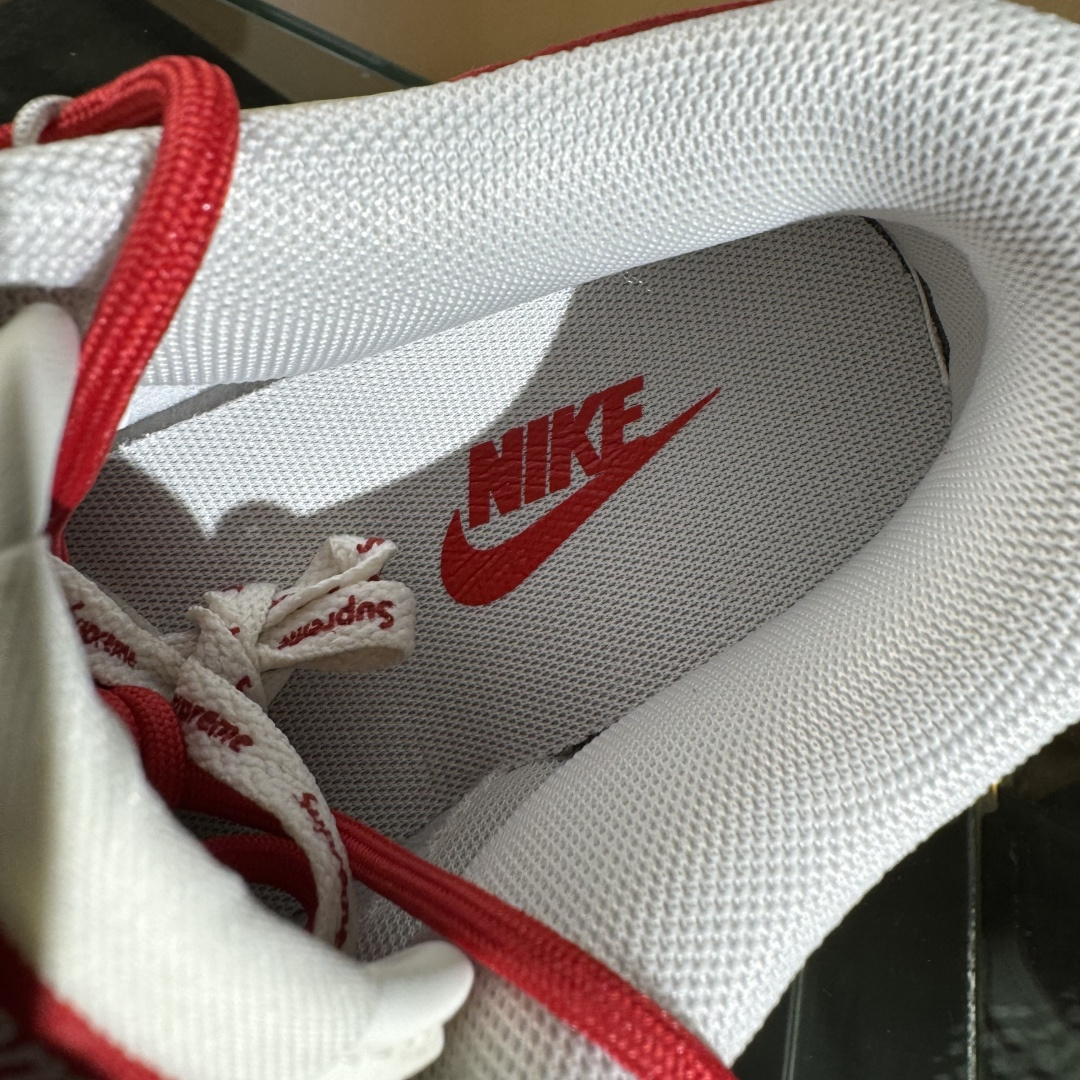 Nike SB Dunk Low x Supreme 白红小勾绑带 FX1588-401