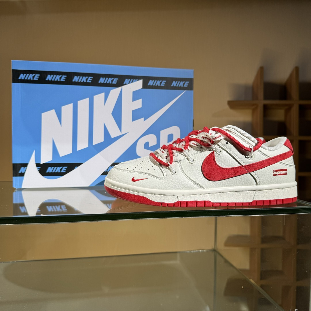 Nike SB Dunk Low x Supreme 白红小勾绑带 FX1588-401