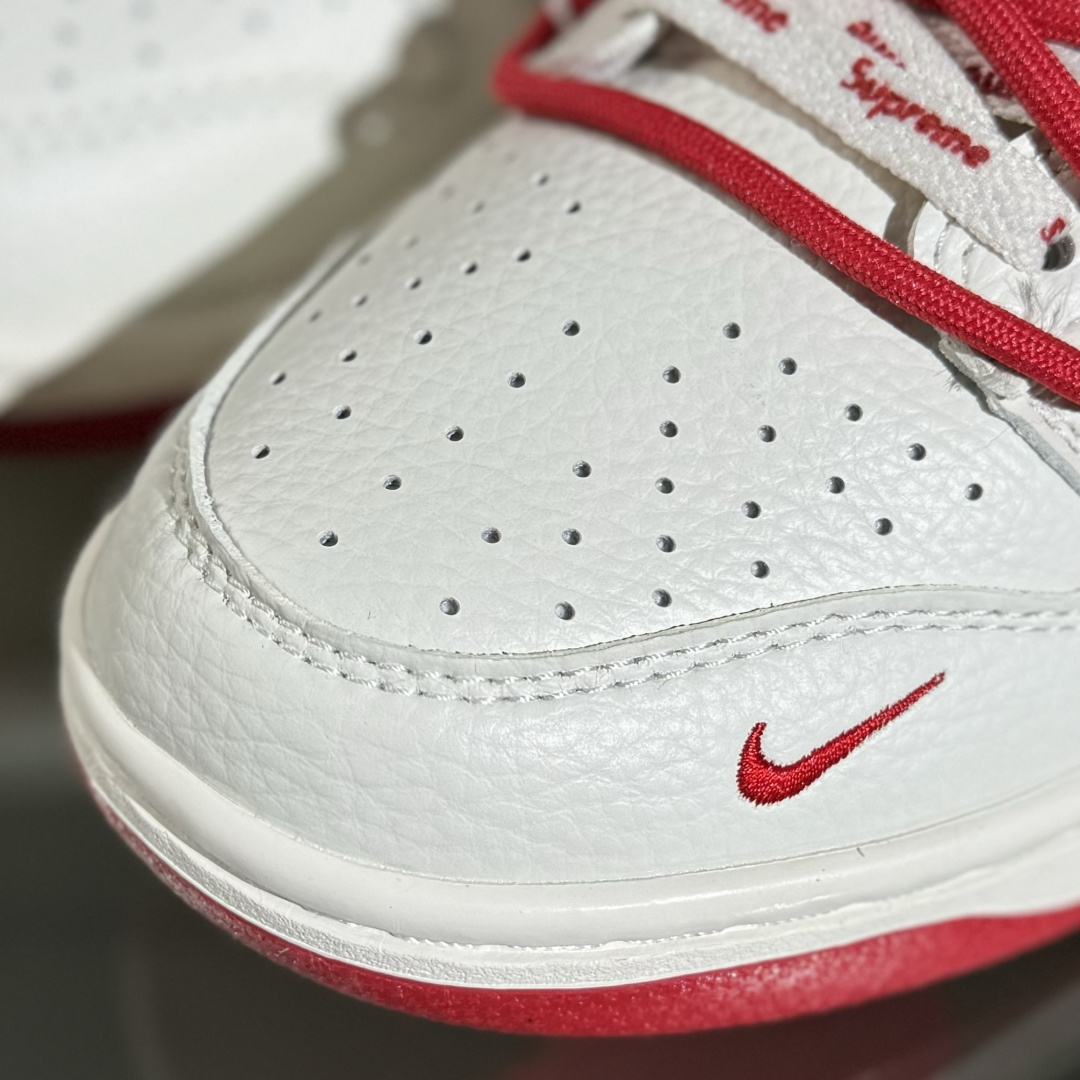 Nike SB Dunk Low x Supreme 白红小勾绑带 FX1588-401