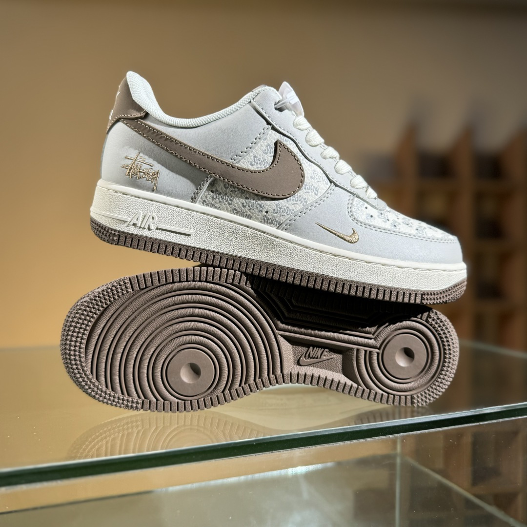 Nike Air Force 1'07 Low 斯图西联名 印花棕勾 空军一号低帮休闲板鞋 ZH2598-320