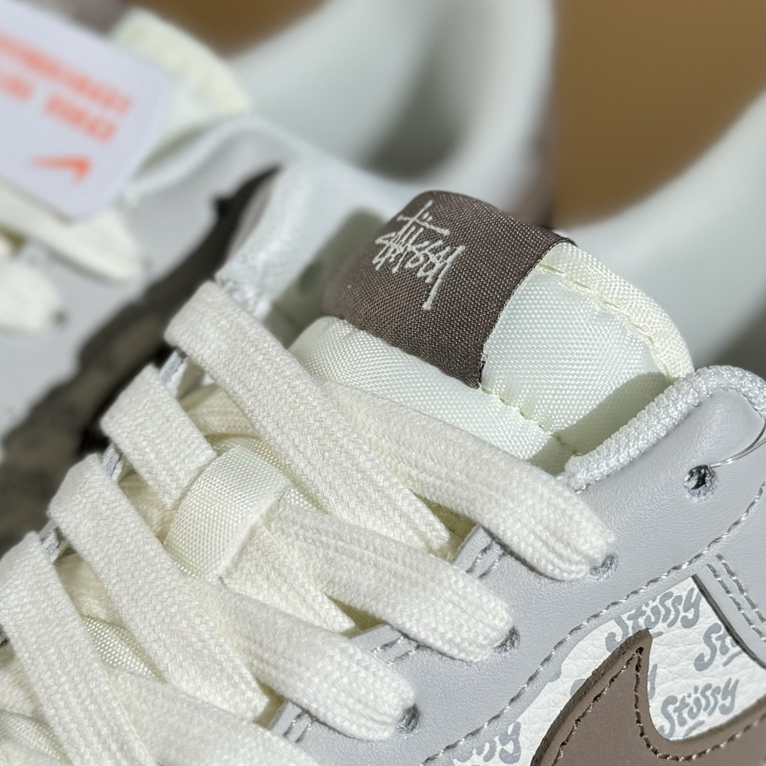 Nike Air Force 1'07 Low 斯图西联名 印花棕勾 空军一号低帮休闲板鞋 ZH2598-320