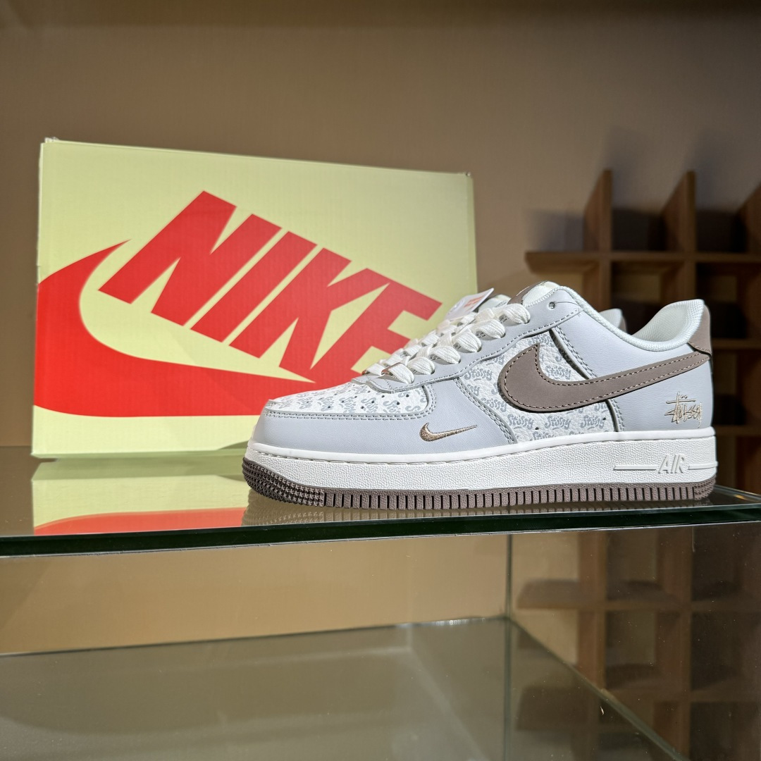 Nike Air Force 1'07 Low 斯图西联名 印花棕勾 空军一号低帮休闲板鞋 ZH2598-320