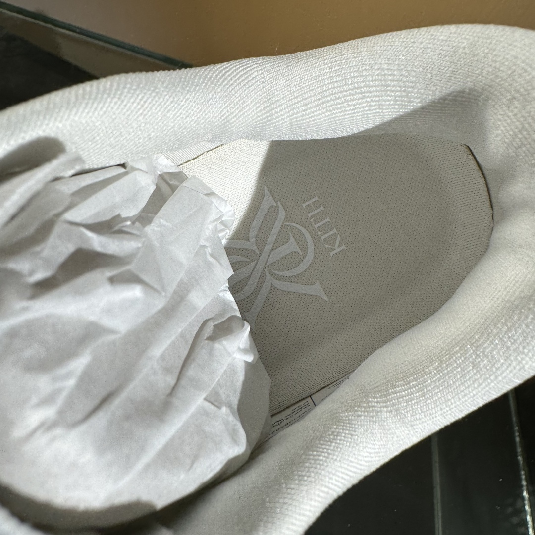 KITH x On昂跑 联名跑鞋白色