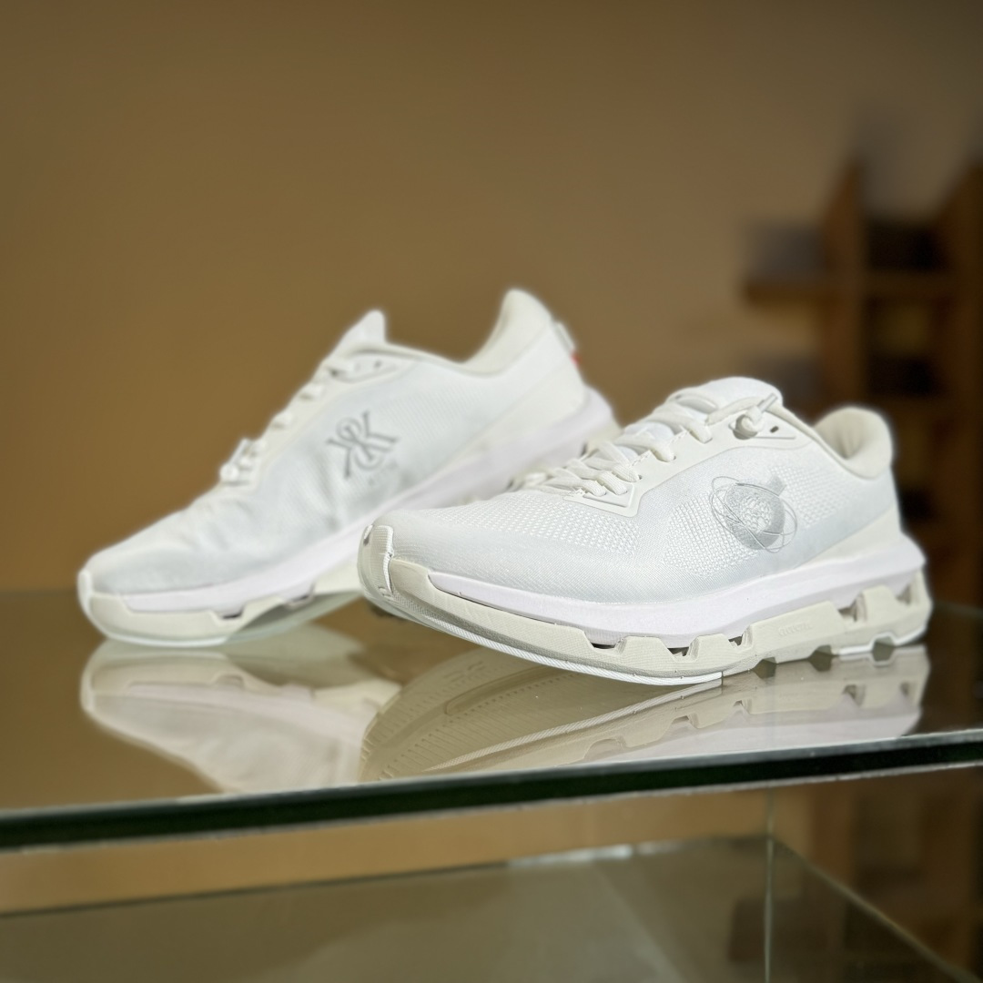 KITH x On昂跑 联名跑鞋白色