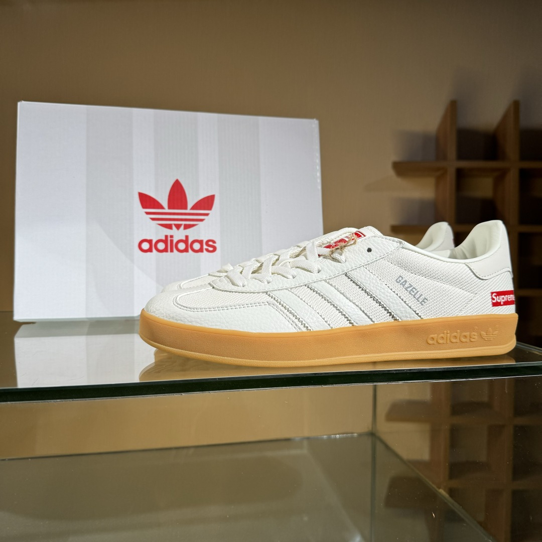 Adidas三叶草SAMBA x Supreme 白红 休闲板鞋 SC9207-723-High Quatity Cheap Brand wholesale wholesaler seller Clothes Bags handbags Sneakers Top Fashion Clothing Shoes from China Factory Chinese suppliers best Quality Beautiful Price Adidas三叶草SAMBA x Supreme 白红 休闲板鞋 SC9207-723
