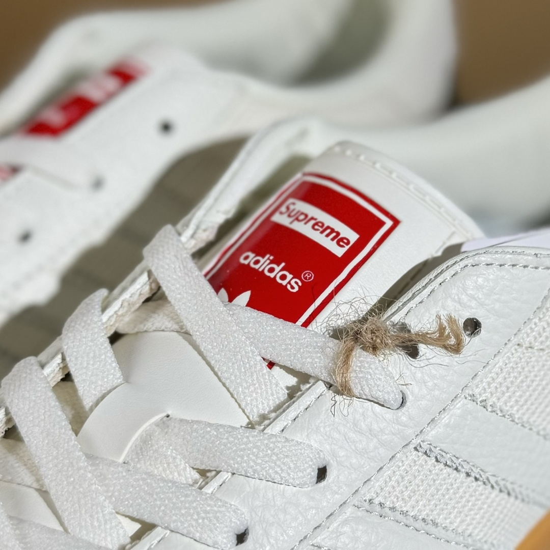 Adidas三叶草SAMBA x Supreme 白红 休闲板鞋 SC9207-723-High Quatity Cheap Brand wholesale wholesaler seller Clothes Bags handbags Sneakers Top Fashion Clothing Shoes from China Factory Chinese suppliers best Quality Beautiful Price Adidas三叶草SAMBA x Supreme 白红 休闲板鞋 SC9207-723