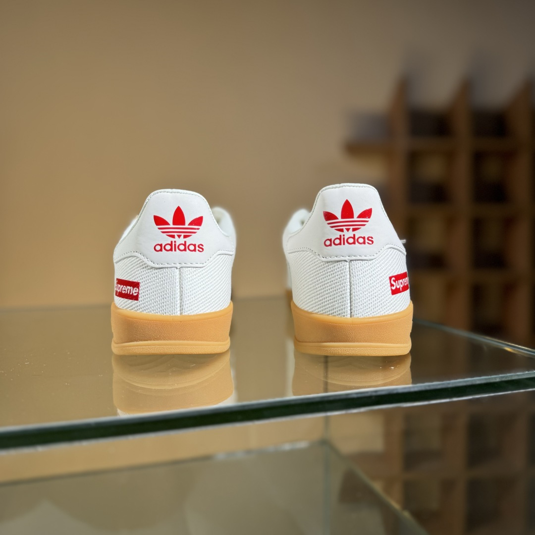 Adidas三叶草SAMBA x Supreme 白红 休闲板鞋 SC9207-723-High Quatity Cheap Brand wholesale wholesaler seller Clothes Bags handbags Sneakers Top Fashion Clothing Shoes from China Factory Chinese suppliers best Quality Beautiful Price Adidas三叶草SAMBA x Supreme 白红 休闲板鞋 SC9207-723