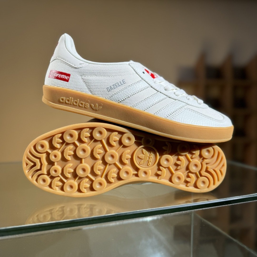 Adidas三叶草SAMBA x Supreme 白红 休闲板鞋 SC9207-723-High Quatity Cheap Brand wholesale wholesaler seller Clothes Bags handbags Sneakers Top Fashion Clothing Shoes from China Factory Chinese suppliers best Quality Beautiful Price Adidas三叶草SAMBA x Supreme 白红 休闲板鞋 SC9207-723