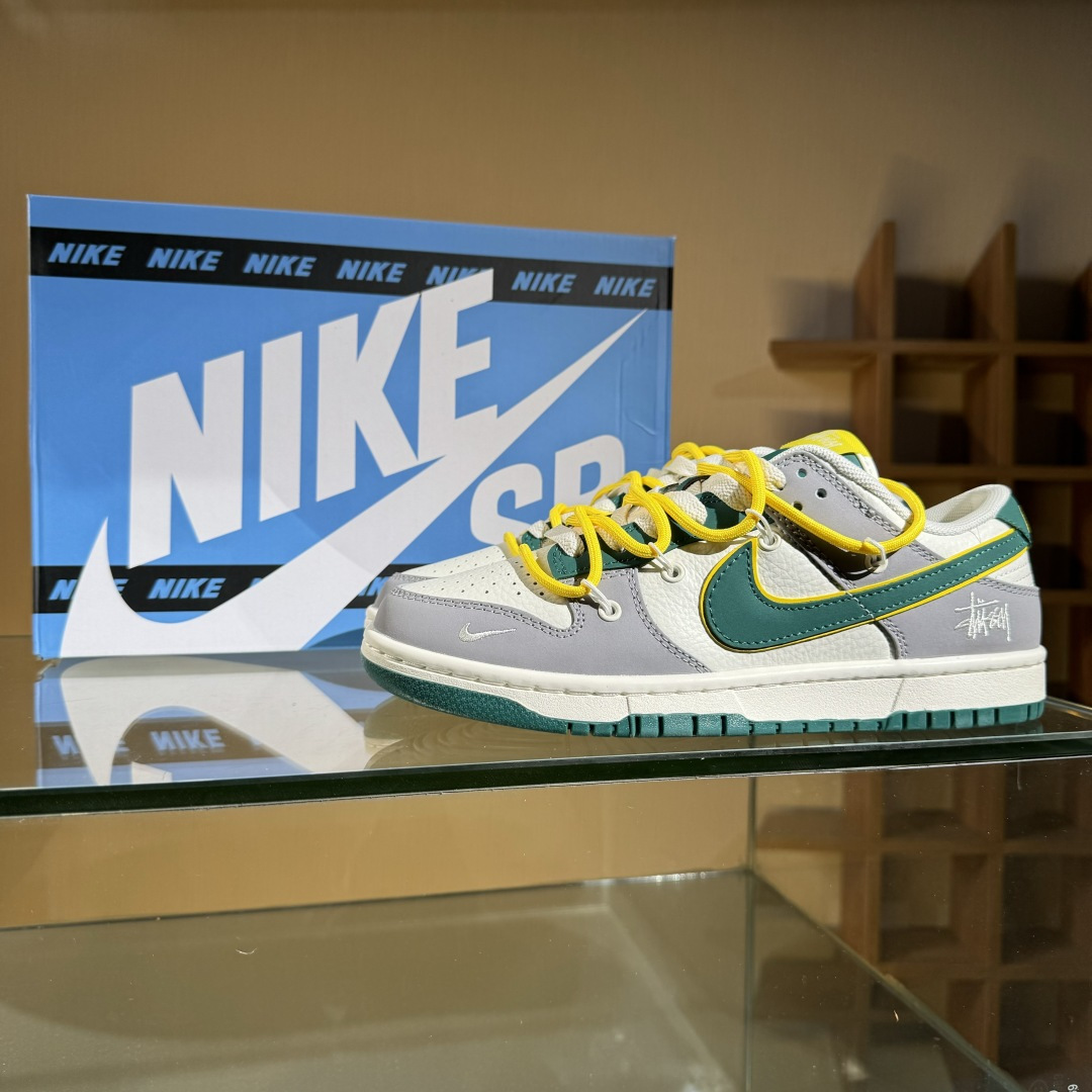 Nike SB Dunk Low x Stussy 灰白小勾绑带 FX1588-402