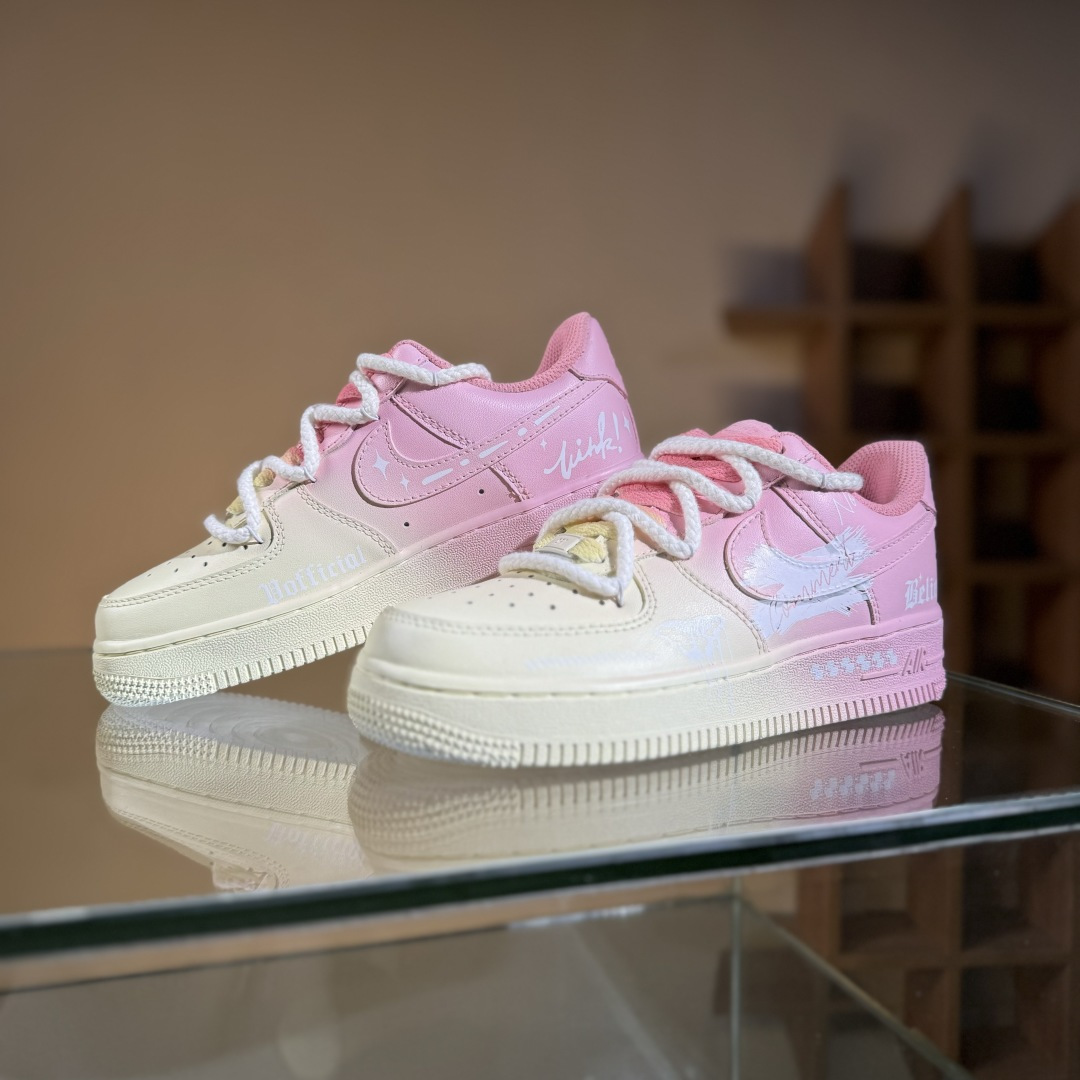 260 Nike Air Force 1'07 Low ”Purple Butterfly” 手绘涂鸦 粉黄信仰 空军一号低帮休闲板鞋 QR2032-520