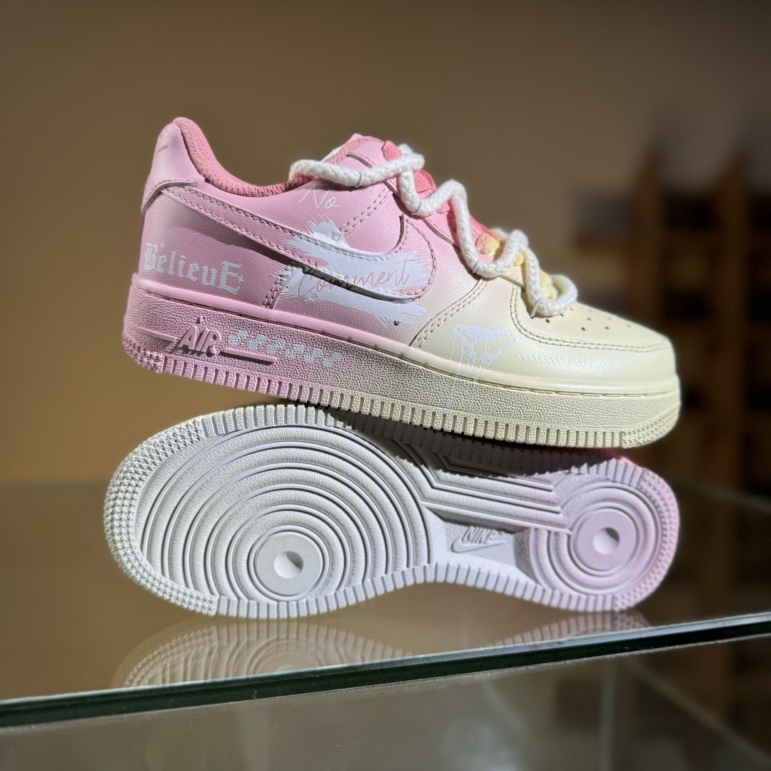 260 Nike Air Force 1'07 Low ”Purple Butterfly” 手绘涂鸦 粉黄信仰 空军一号低帮休闲板鞋 QR2032-520