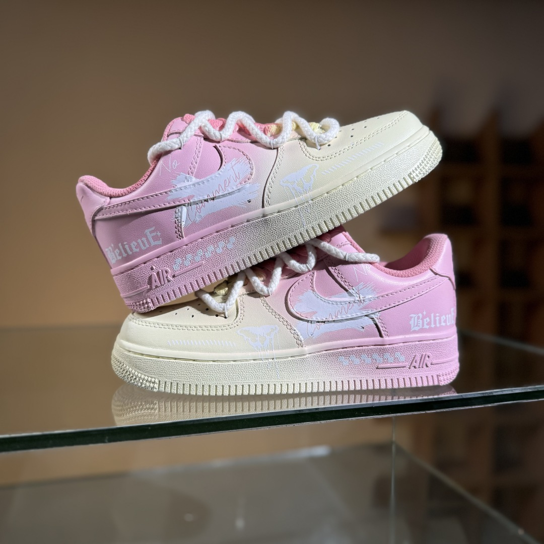 260 Nike Air Force 1'07 Low ”Purple Butterfly” 手绘涂鸦 粉黄信仰 空军一号低帮休闲板鞋 QR2032-520