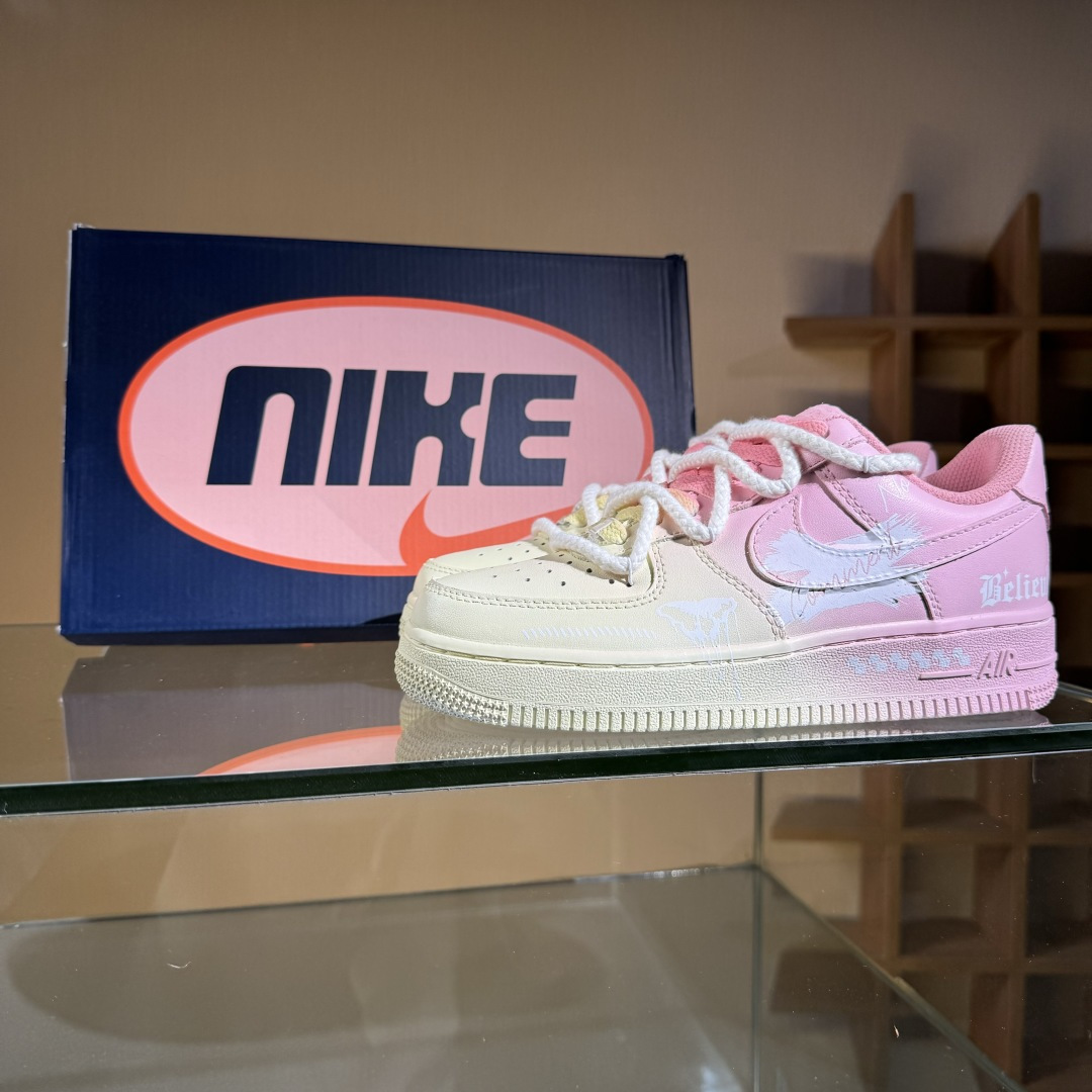 260 Nike Air Force 1'07 Low ”Purple Butterfly” 手绘涂鸦 粉黄信仰 空军一号低帮休闲板鞋 QR2032-520