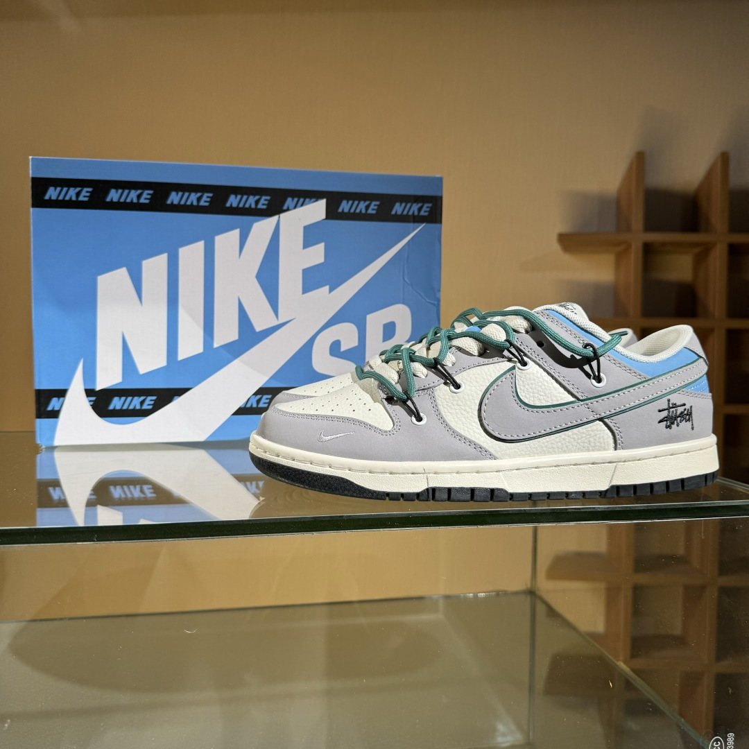 260 Nike SB Dunk Low x Stussy 灰白小勾绑带 FX1588-403