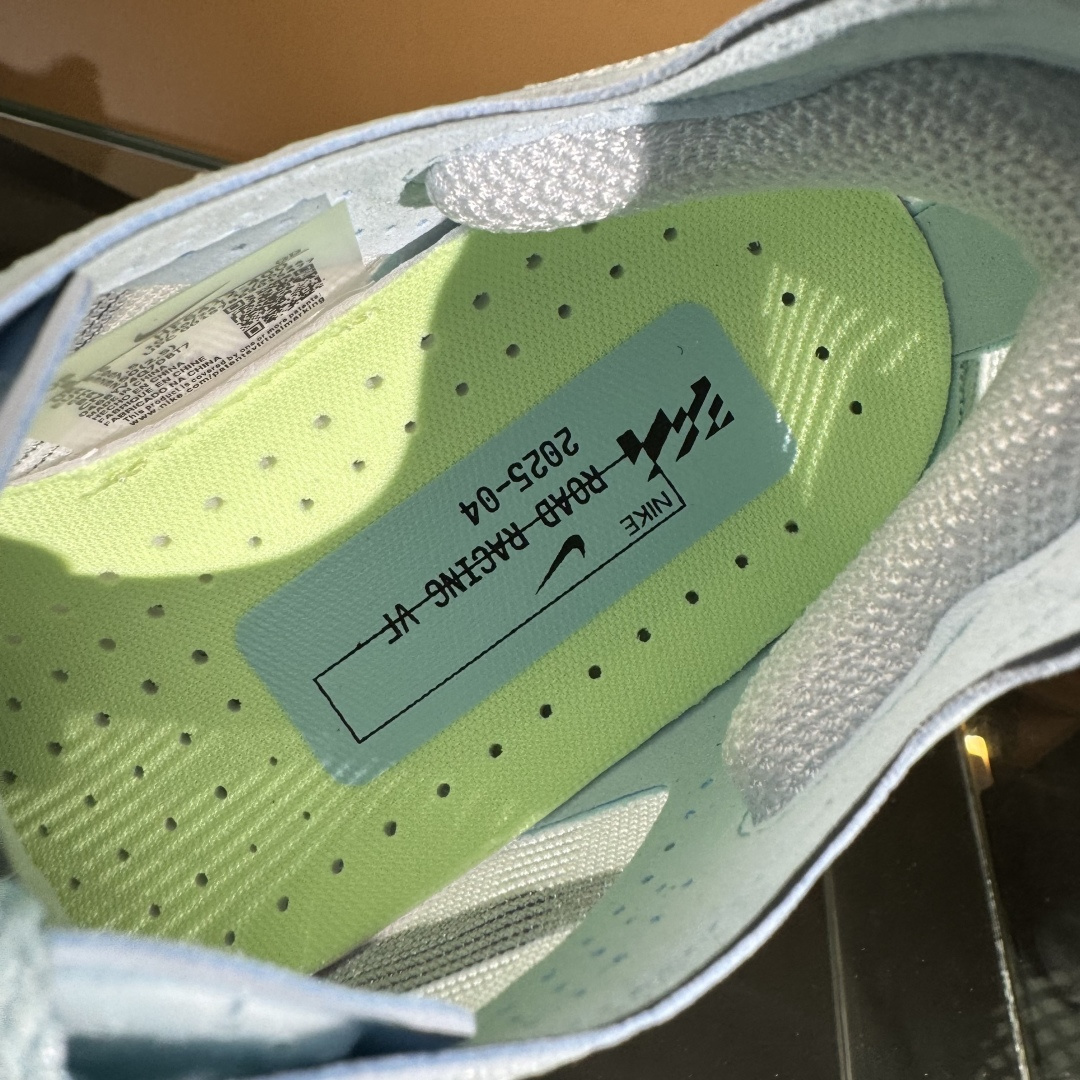 220 J版 Nike ZoomX Vaporfly NEXT% 4 马拉松系列公路竞速超轻缓震跑步鞋 HF6412-400