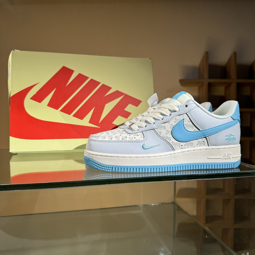 260 Nike Air Force 1'07 Low 斯图西联名 荧光蓝印花 空军一号低帮休闲板鞋 JJ2508-717-Chinese UA Cheap High Quatity Brand Clothes Bags handbags Sneakers wholesale wholesaler seller from China Factory suppliers Fashion Clothing Shoes best Quality Beautiful Price 260 Nike Air Force 1'07 Low 斯图西联名 荧光蓝印花 空军一号低帮休闲板鞋 JJ2508-717