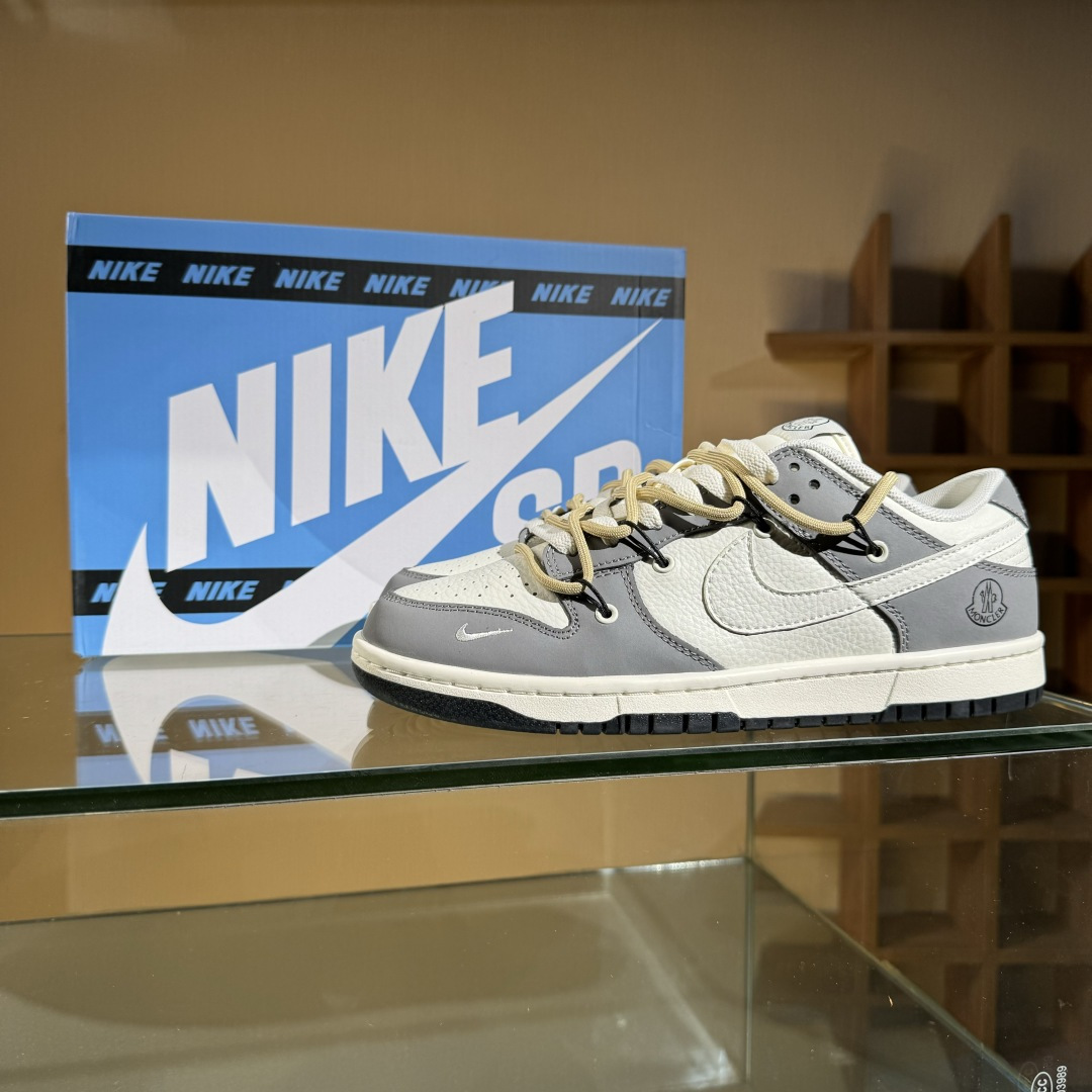 260 Nike SB Dunk Low x MONCLER 灰白小勾绑带 FX1588-404