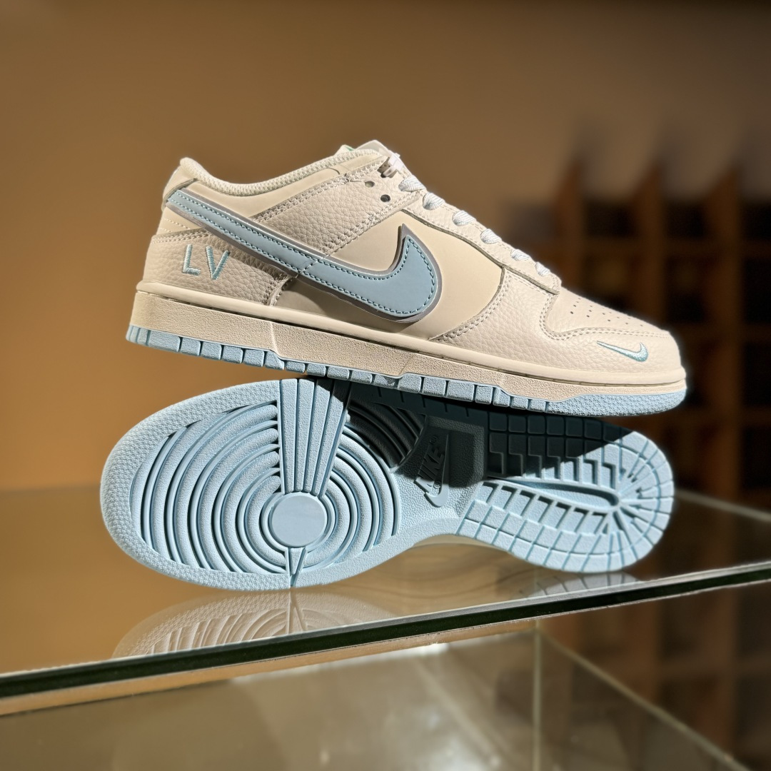 280 Nike SB Dunk Low LV联名 米白浅蓝 周年高端定制 低帮休闲板鞋 KK1333-048-Chinese UA Cheap High Quatity Brand Clothes Bags handbags Sneakers wholesale wholesaler seller from China Factory suppliers Fashion Clothing Shoes best Quality Beautiful Price 280 Nike SB Dunk Low LV联名 米白浅蓝 周年高端定制 低帮休闲板鞋 KK1333-048