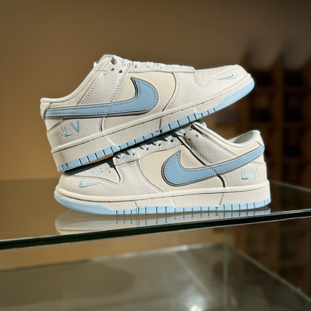 280 Nike SB Dunk Low LV联名 米白浅蓝 周年高端定制 低帮休闲板鞋 KK1333-048-Chinese UA Cheap High Quatity Brand Clothes Bags handbags Sneakers wholesale wholesaler seller from China Factory suppliers Fashion Clothing Shoes best Quality Beautiful Price 280 Nike SB Dunk Low LV联名 米白浅蓝 周年高端定制 低帮休闲板鞋 KK1333-048