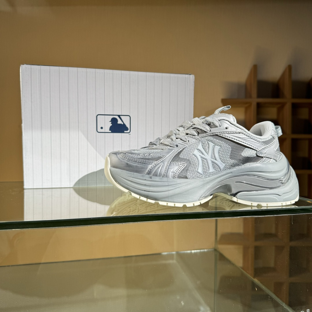 180 NY美国榄球洋基队 x MLB Chunky Runner Basic 厚底老爹厚底休闲运动慢跑鞋 3ARNSPD5N-Chinese UA Cheap High Quatity Brand Clothes Bags handbags Sneakers wholesale wholesaler seller from China Factory suppliers Fashion Clothing Shoes best Quality Beautiful Price 180 NY美国榄球洋基队 x MLB Chunky Runner Basic 厚底老爹厚底休闲运动慢跑鞋 3ARNSPD5N