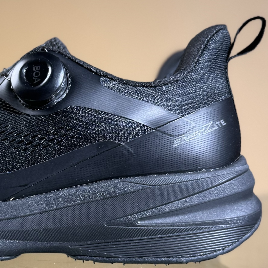 260 迪桑特DESCENTE LAVITATE WIRE 3.0 舒适百搭防滑耐磨 低帮休闲跑步鞋 D5232RRN07