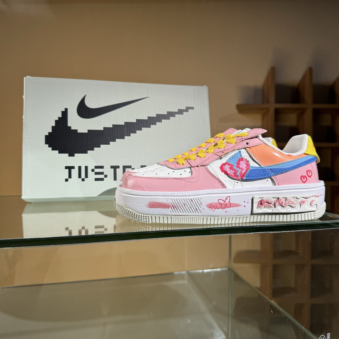 260 Nike Air Force 1 Fontanka ”Pixel Sweetheart” 手绘涂鸦 像素甜心 空军一号定制板鞋 DV3211-001