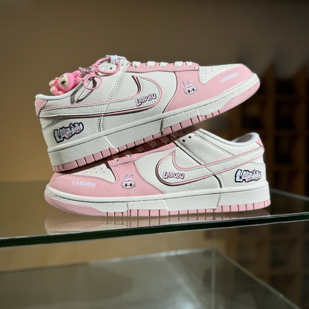 260 NIKE SB Dunk Low RETRO x LABUBU 粉白  DS6608-009