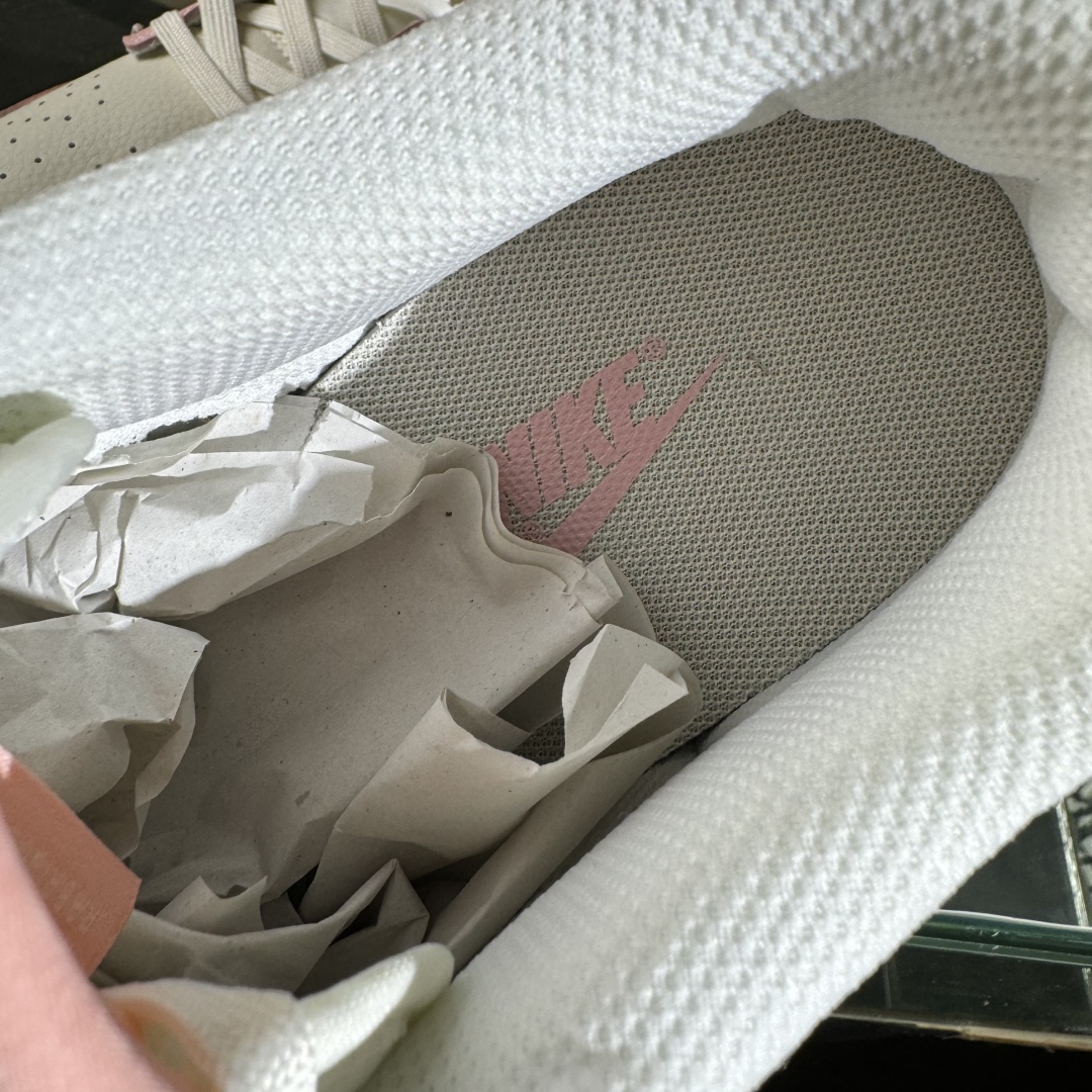 260 NIKE SB Dunk Low RETRO x LABUBU 粉白  DS6608-009