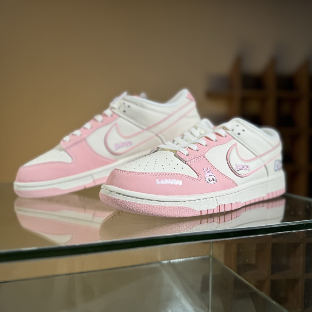260 NIKE SB Dunk Low RETRO x LABUBU 粉白  DS6608-009