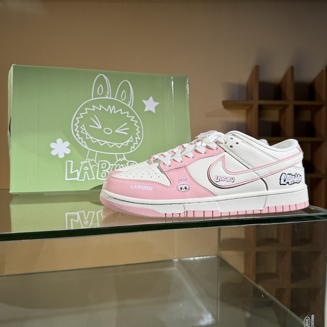 260 NIKE SB Dunk Low RETRO x LABUBU 粉白  DS6608-009