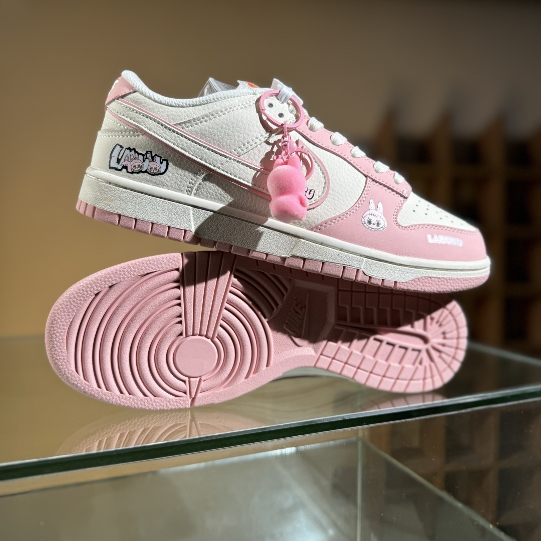 260 NIKE SB Dunk Low RETRO x LABUBU 粉白  DS6608-009