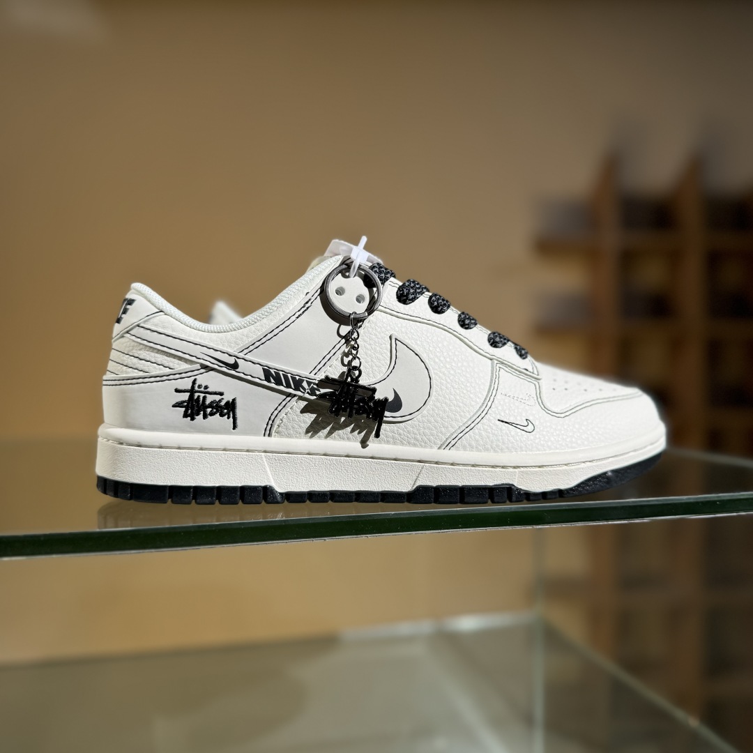 280 Nike SB Dunk Low 斯图西联名 米黑小双勾 高端定制 低帮休闲板鞋 HH7518-096